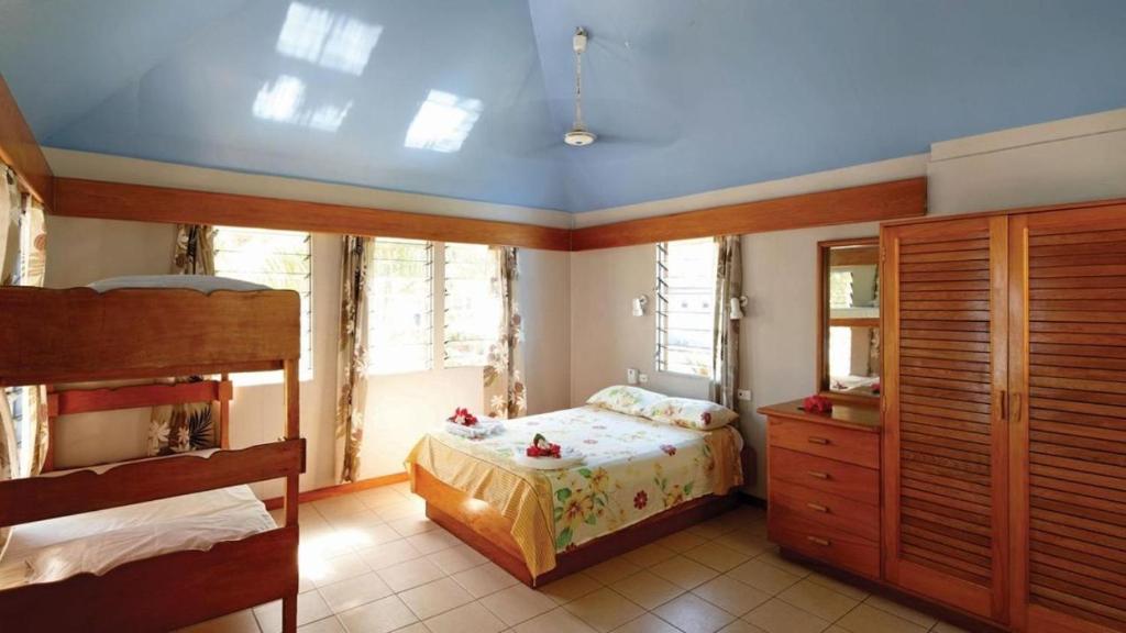 A bed or beds in a room at S@fe Landing Lodge
