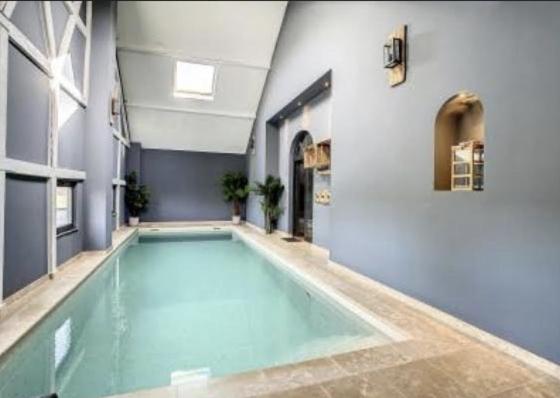 una gran piscina en una habitación grande en The Lodge Ardenne, en Tailles