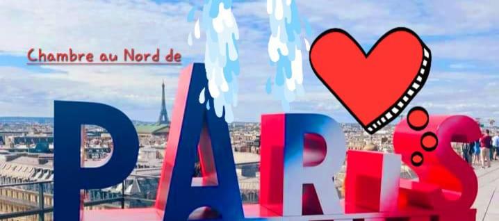 um sinal com um coração no topo de um edifício em 1 Chambre Arena - La Chapelle em Paris