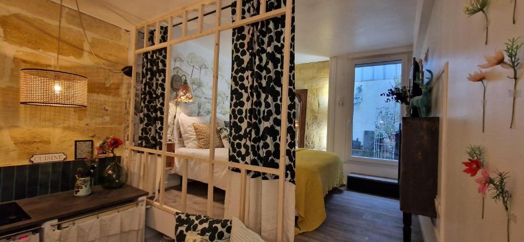 タランスにあるIris la fleuristeの二段ベッド1組と窓が備わる客室です。