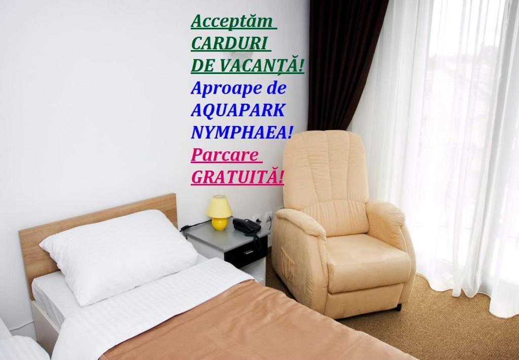 奧拉迪亞的住宿－RHC皇家酒店，一间卧室配有一张床和一把椅子