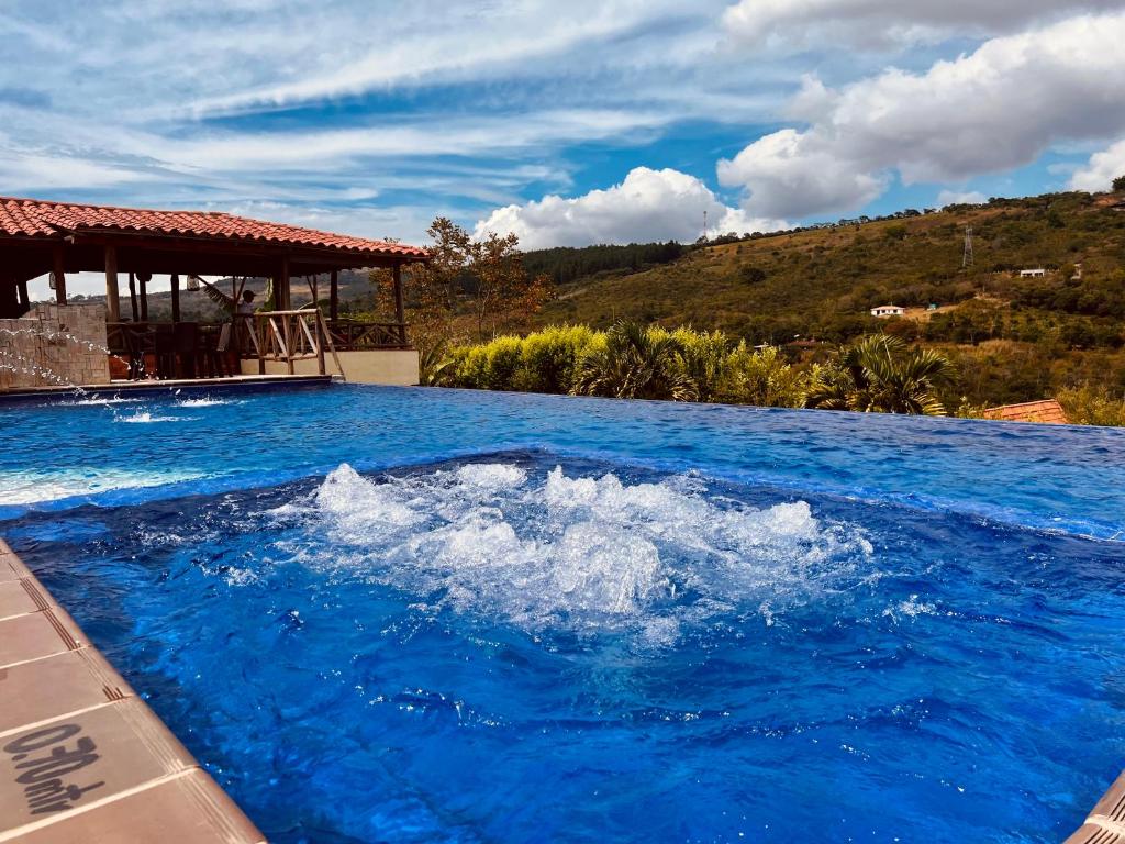 Der Swimmingpool an oder in der Nähe von Hotel Campestre Palmas del Zamorano