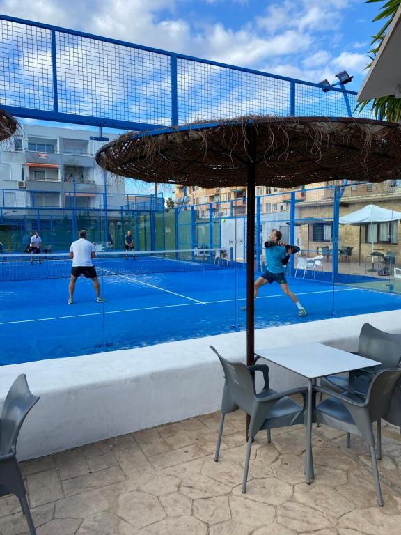 Tenis alebo squash v ubytovaní Apartamento Amar - 150m from the Arenal Beach - Private parking - Completely renovated alebo jeho okolí