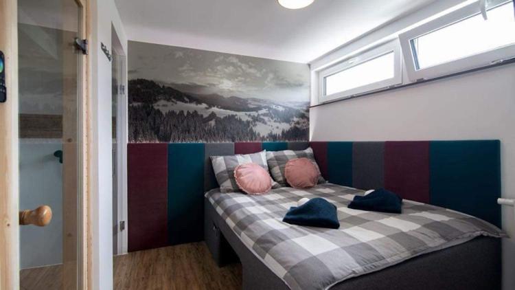 sypialnia z łóżkiem z poduszkami w obiekcie Sara Apartament z sauną w Ustroniu