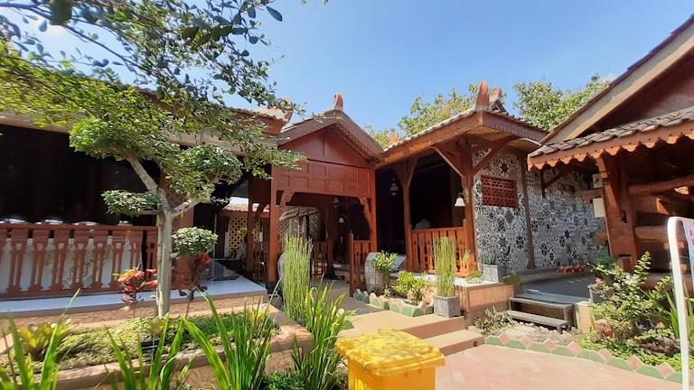 Κήπος έξω από το Joglo Wismono Prambanan