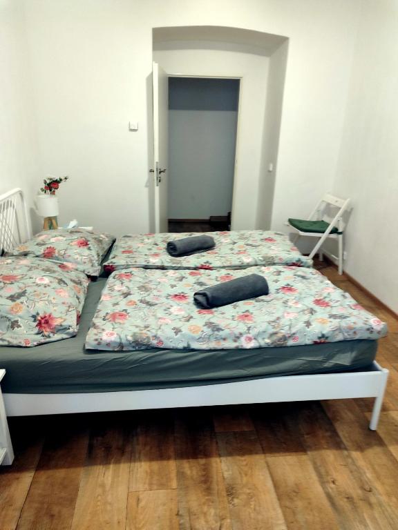 Postel nebo postele na pokoji v ubytování Nice room with double bed in zizkov - shared bathroom
