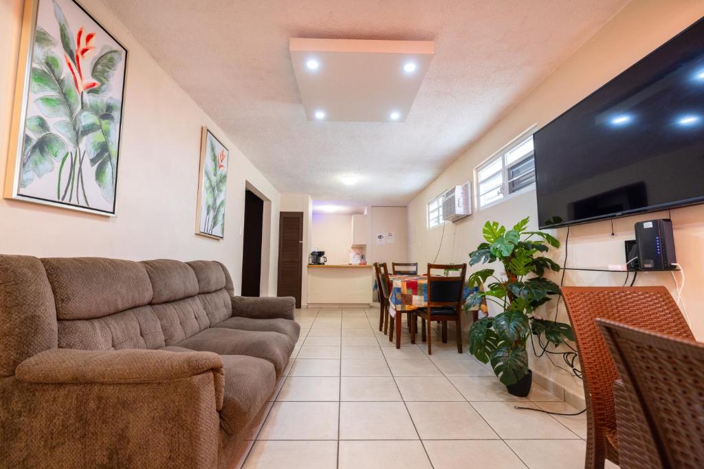 sala de estar con sofá y mesa en Jobos Beach Apartment A-3 en Isabela