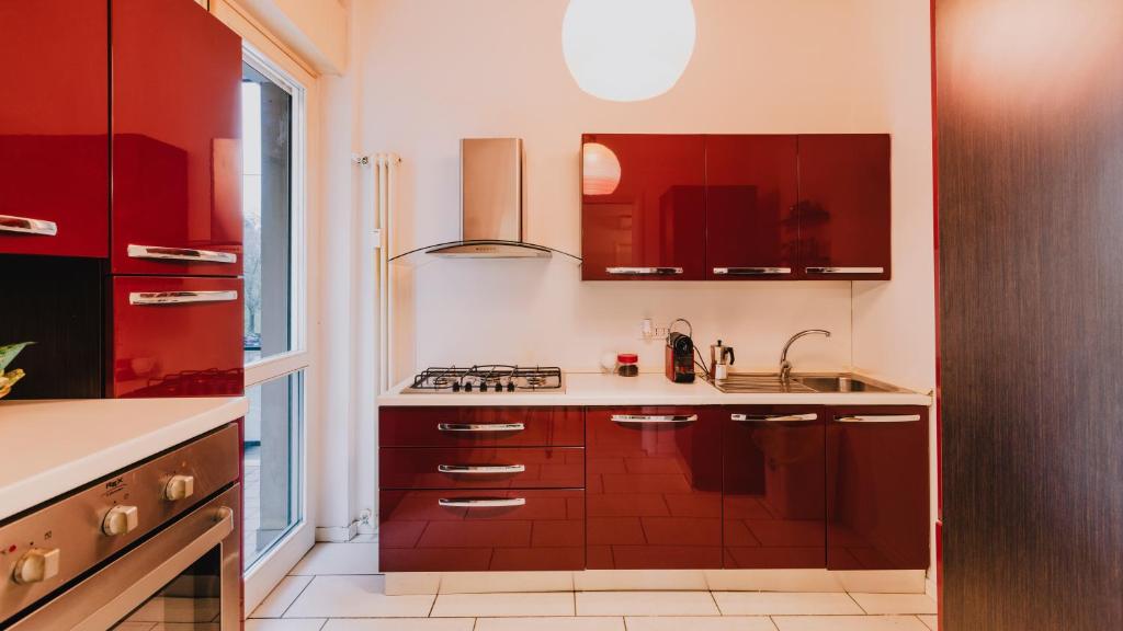 維洛納的住宿－Palazzo San Zeno，一间带红色橱柜和水槽的厨房