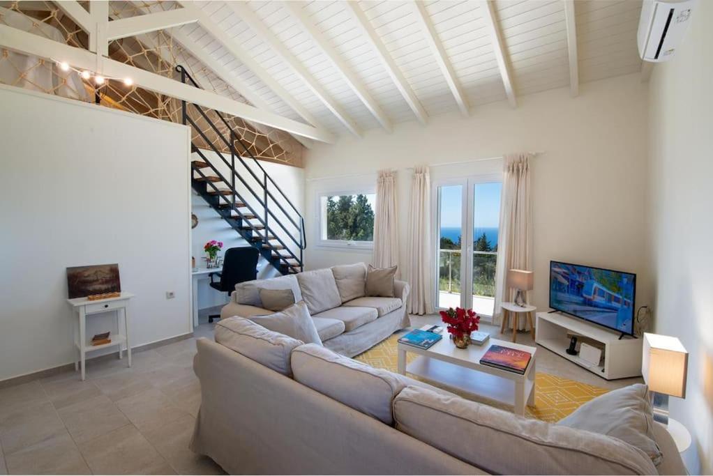 a living room with a couch and a tv at West Forest House in Magaziá