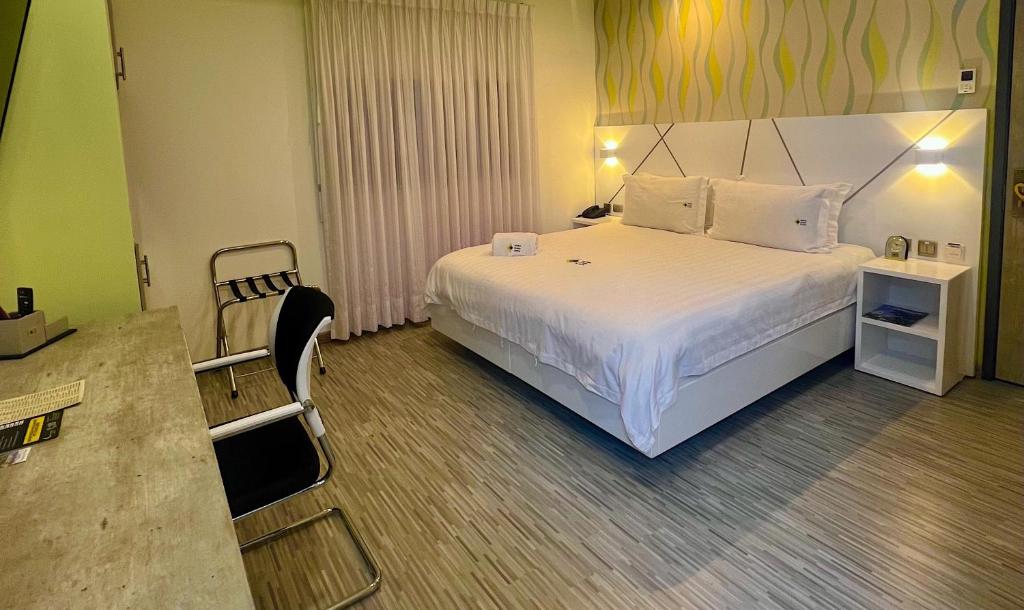 Postel nebo postele na pokoji v ubytování Luma Plaza Hotel