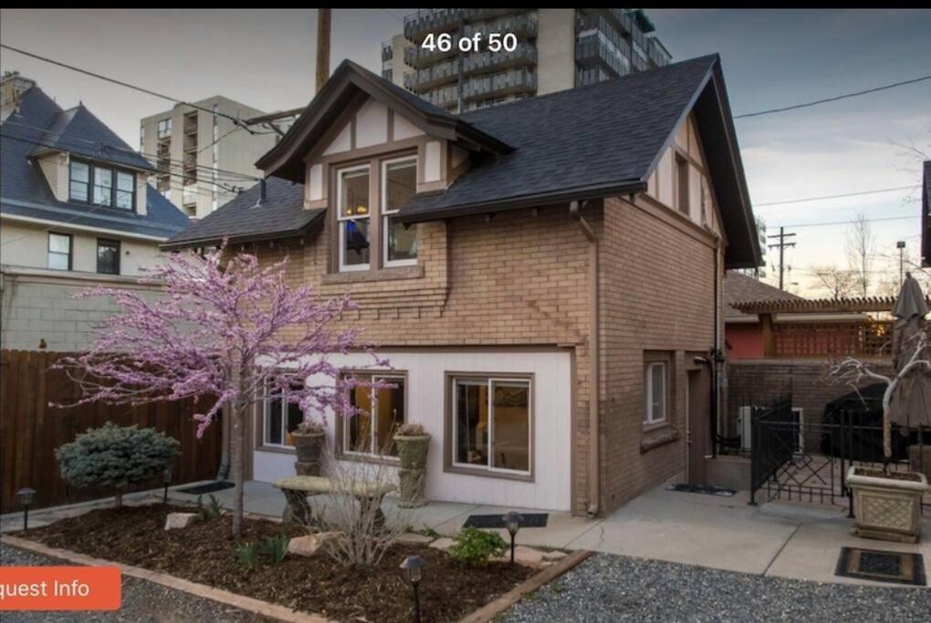 uma casa de tijolos castanhos com um telhado preto em Knight Campbell Carriage House em Denver