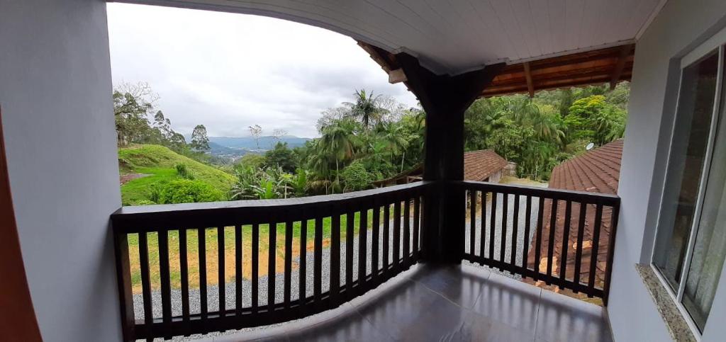 a room with a balcony with a view at Sitio Hoffmann in Pomerode