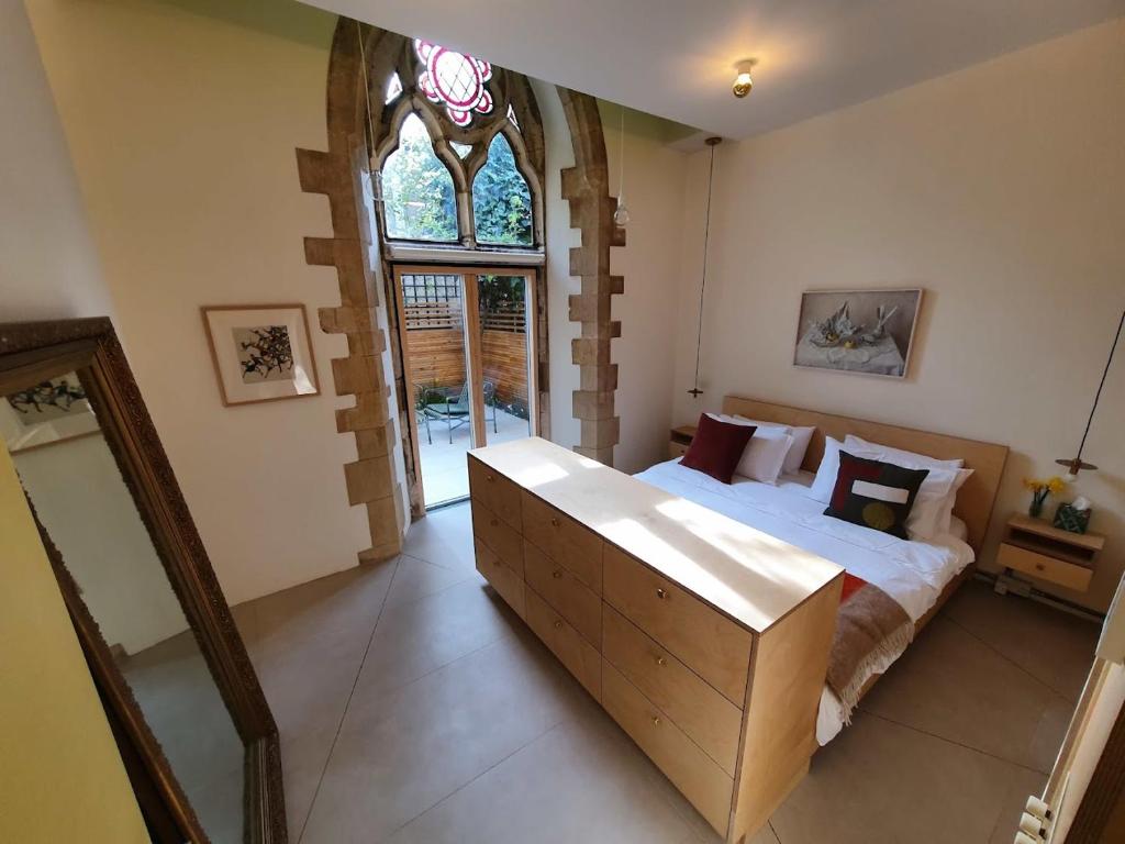 een slaapkamer met een groot bed en een raam bij Spacious Studio Flat Goldersgreen in Londen