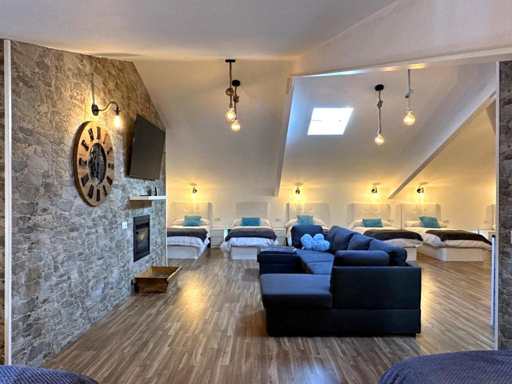 salon z niebieską kanapą i kamienną ścianą w obiekcie LA CAPRICHOSA DE ALCOR 
