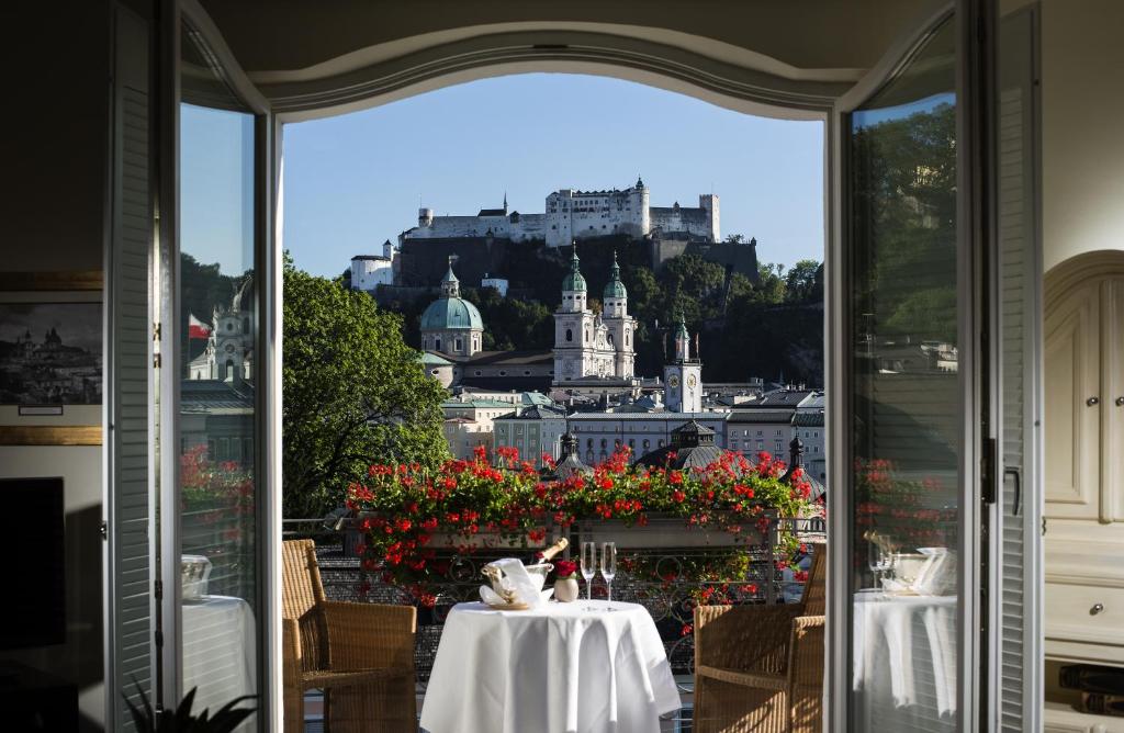 A balcony or terrace at Hotel Bristol Salzburg