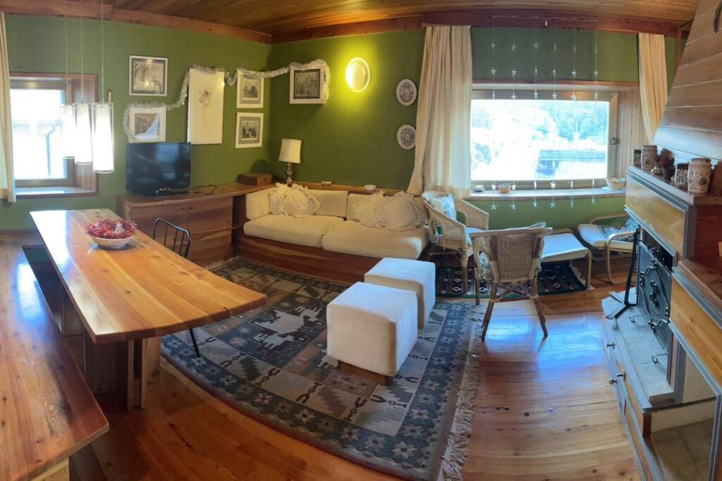 sala de estar con sofá y mesa en Casa in centro storico stile chalet di montagna en Ovindoli