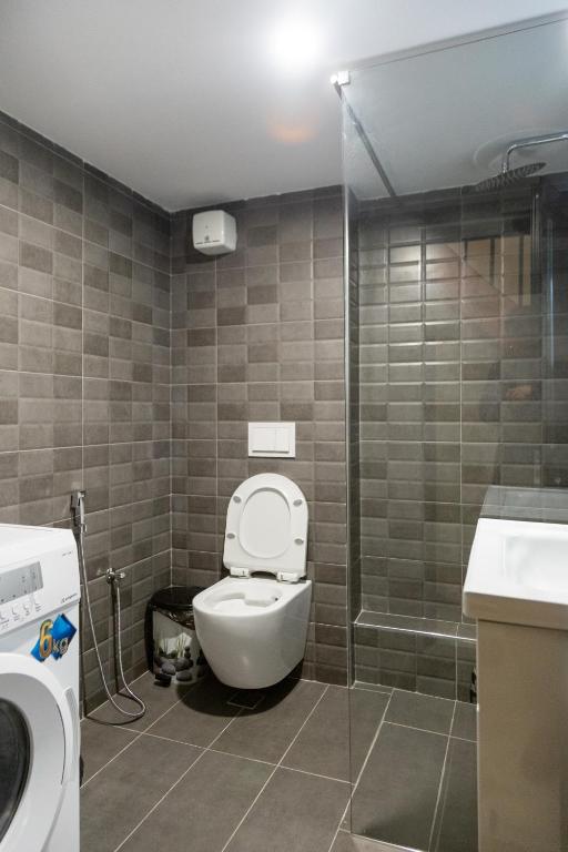 Koupelna v ubytování Cozy Loft-Blloku Downtown