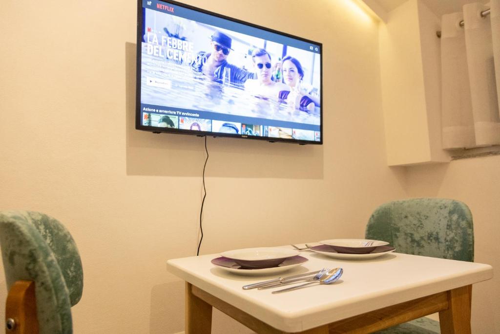 TV a/nebo společenská místnost v ubytování Cozy Loft-Blloku Downtown