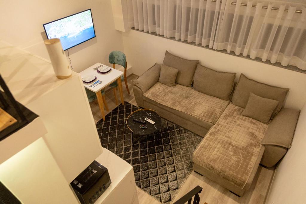 Posezení v ubytování Cozy Loft-Blloku Downtown