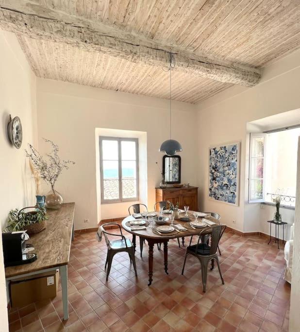 une salle à manger avec une table et des chaises dans une pièce dans l'établissement Le Refuge - Superbe Duplex avec terrasse, à Tourrettes