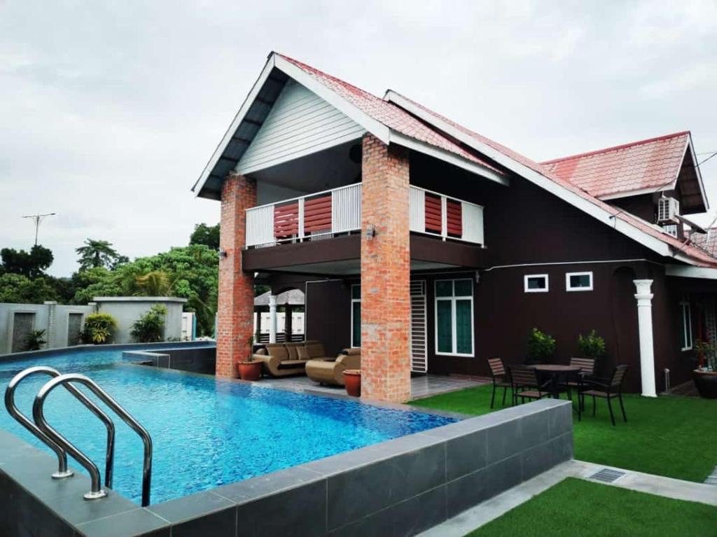 Kolam renang di atau dekat dengan Destini Akef Villa 2