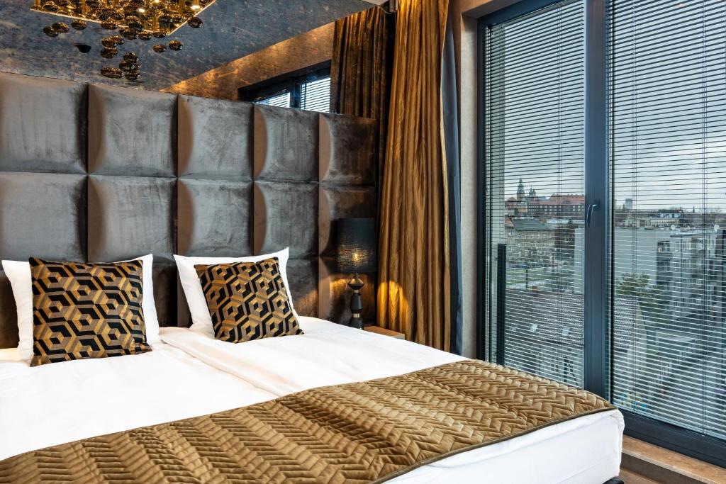 Postel nebo postele na pokoji v ubytování Art Suites Luxury Hotel