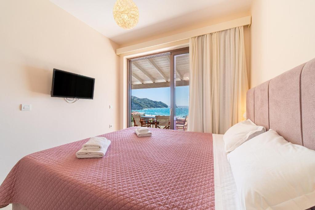Postel nebo postele na pokoji v ubytování Lido Paradise Apartments Corfu