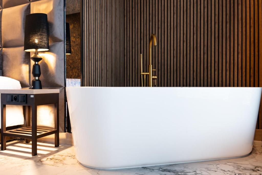 Koupelna v ubytování Art Suites Luxury Hotel