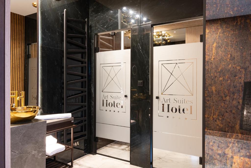Koupelna v ubytování Art Suites Luxury Hotel