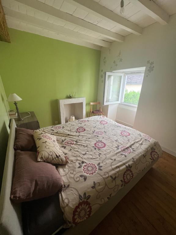 1 dormitorio con 1 cama grande en una habitación con paredes verdes en Maison en vallée d’Ossau, en Sainte-Colome