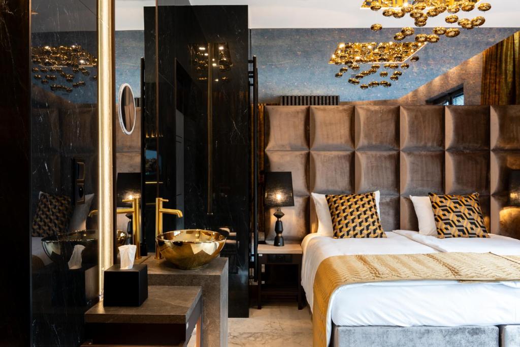 Postel nebo postele na pokoji v ubytování Art Suites Luxury Hotel