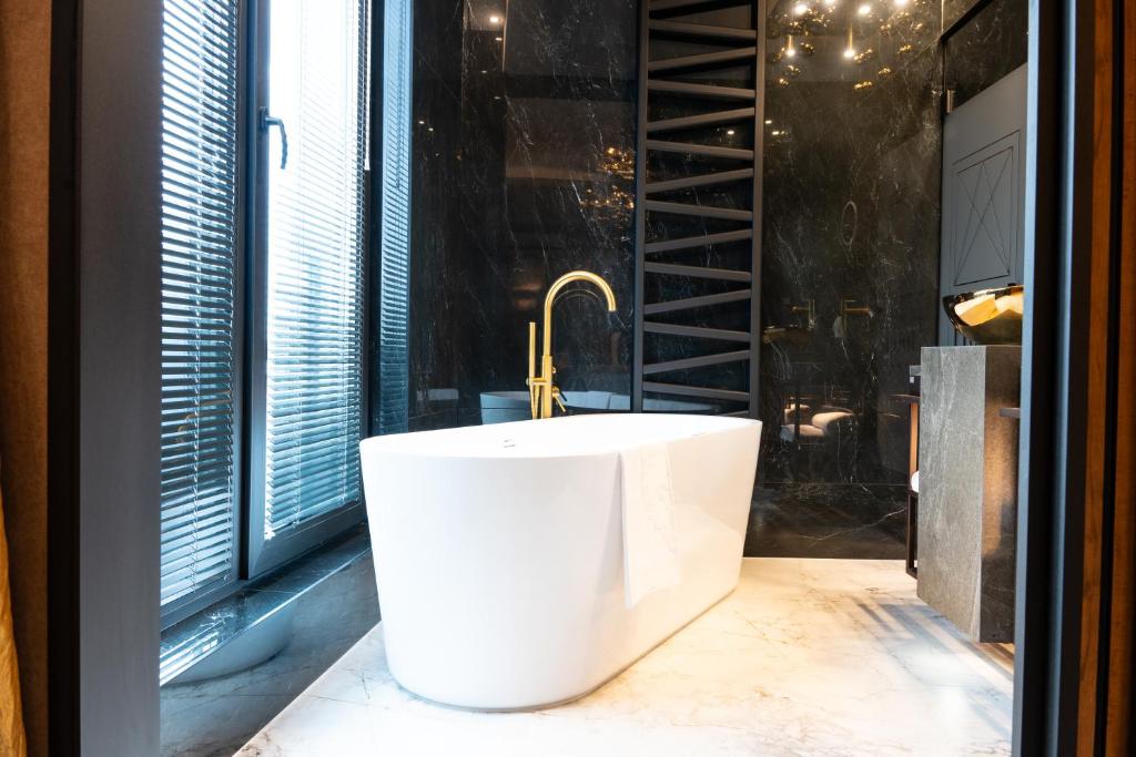 Koupelna v ubytování Art Suites Luxury Hotel