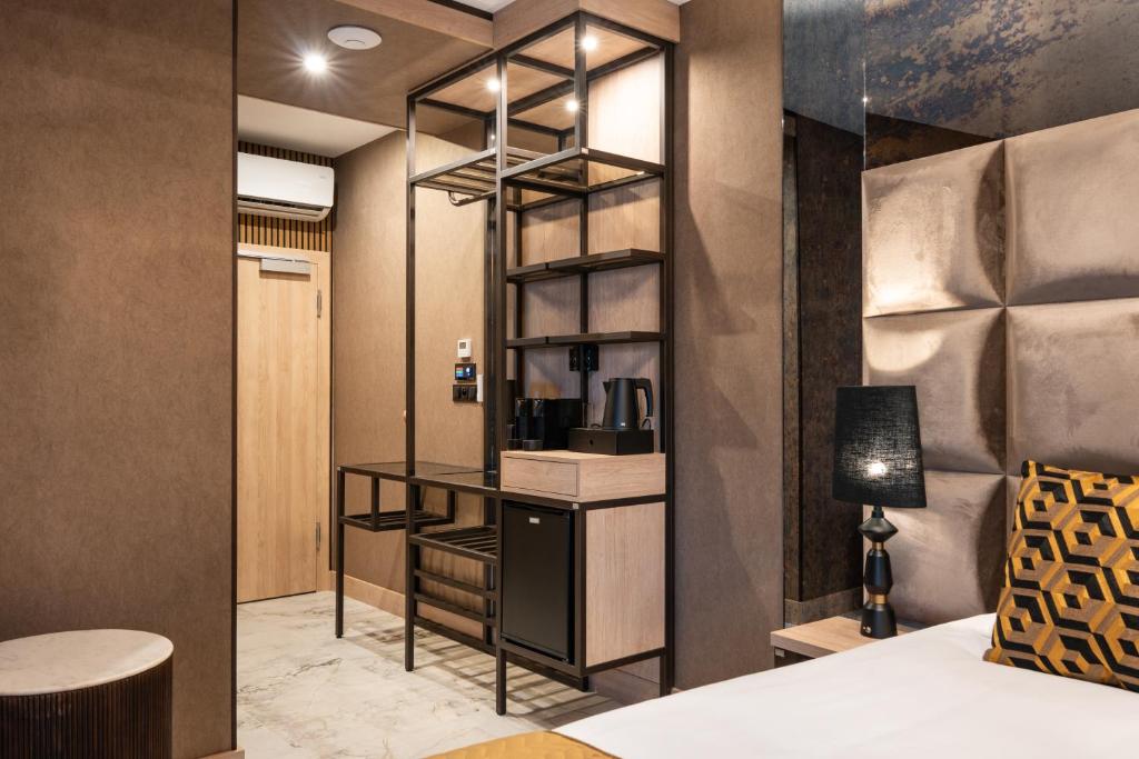 Postel nebo postele na pokoji v ubytování Art Suites Luxury Hotel