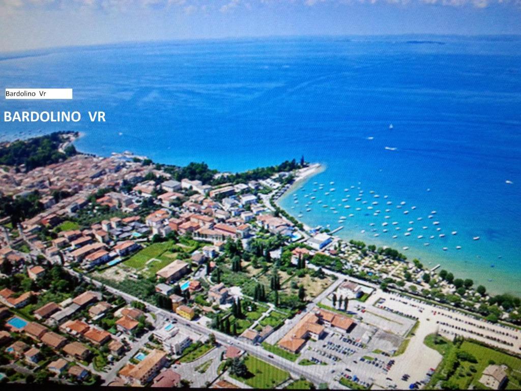 een luchtzicht op een stad naast de oceaan bij Tony Rooms & Apartments in Cavaion Veronese