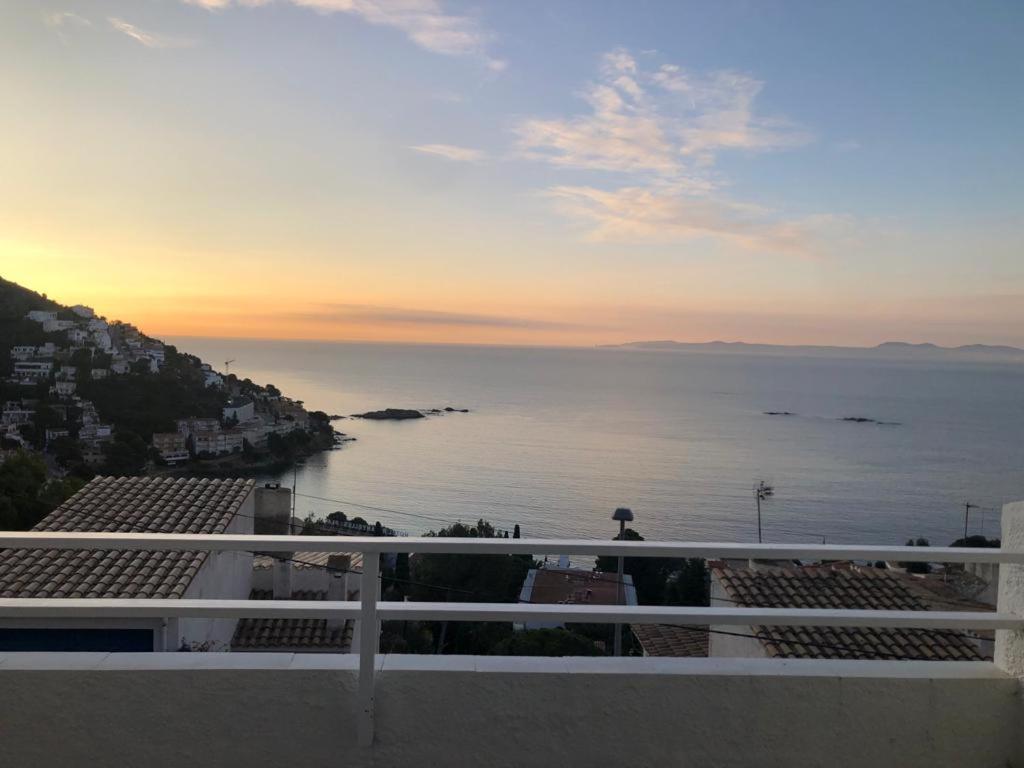 einen Balkon mit Blick auf das Meer und den Sonnenuntergang in der Unterkunft Joan Timoneda Agradable villa con vistas al mar y 2 parking in Roses