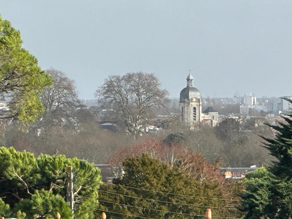 - une vue sur une ville avec un bâtiment au loin dans l'établissement La villa d'Este, à La Rochelle