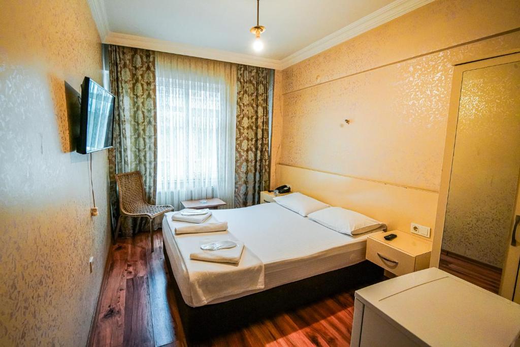 Habitación de hotel con cama y ventana en SAHRA OTEL, en Estambul