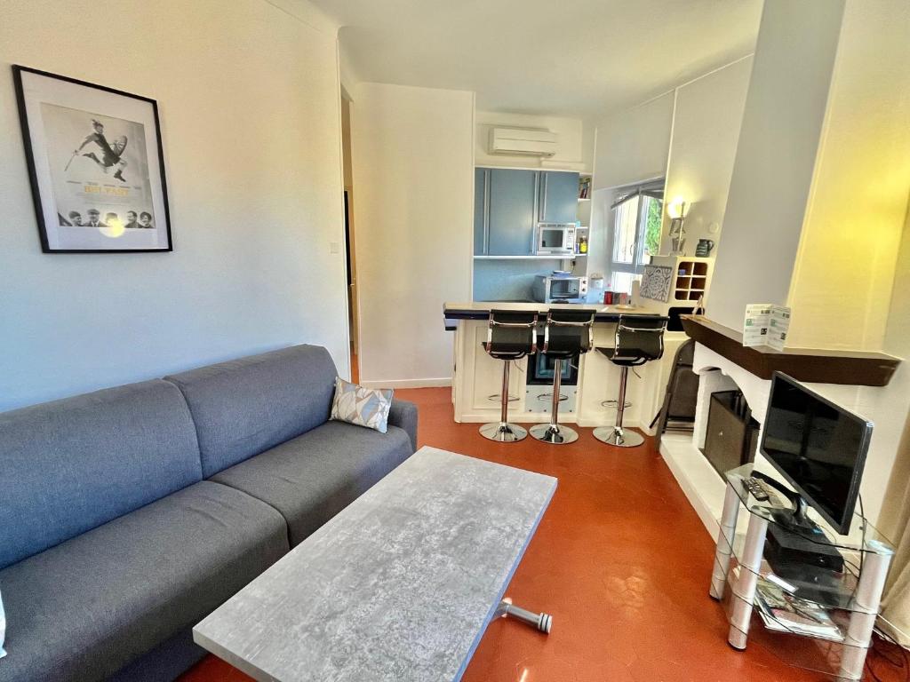een woonkamer met een bank en een keuken bij Cannes Suquet by Welcome to Cannes in Cannes