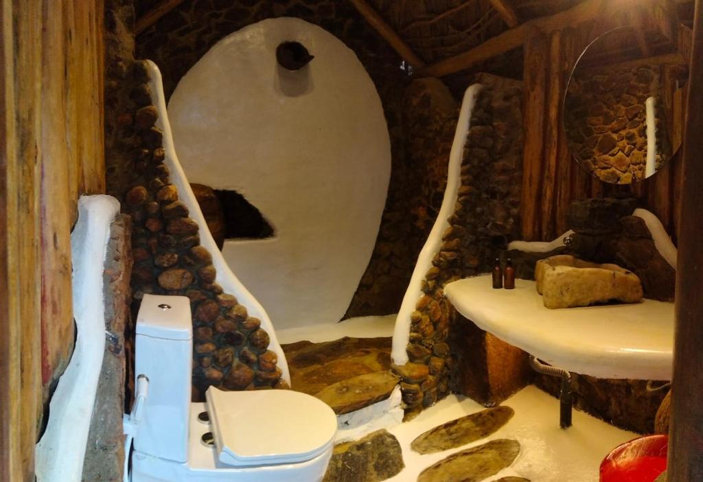 y baño con aseo y lavamanos. en Ella Retreat Glamping Tent on Hill for Nature Lovers, en Ella