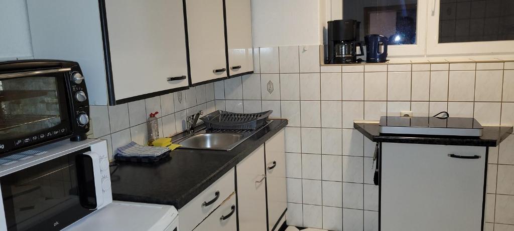 Kuchyň nebo kuchyňský kout v ubytování Suhl - Ihre erholsame Arbeiterwohnung in Zentrumnähe