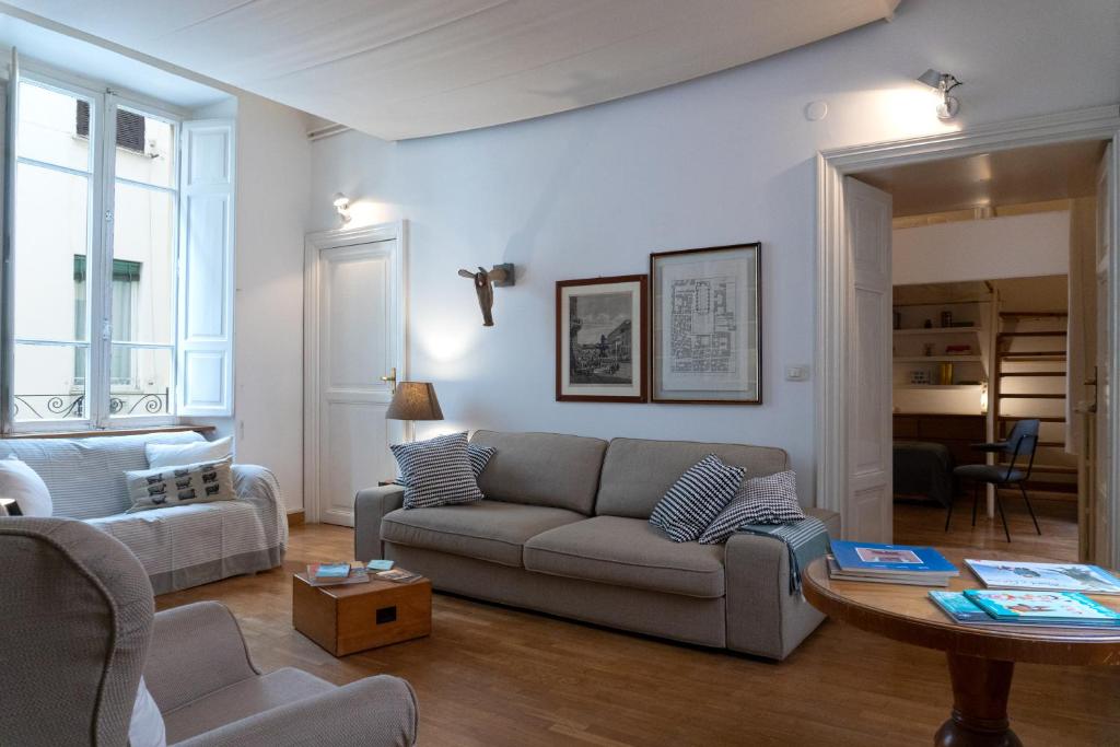 uma sala de estar com um sofá e uma mesa em Gallery Apartment, Near The Vatican em Roma