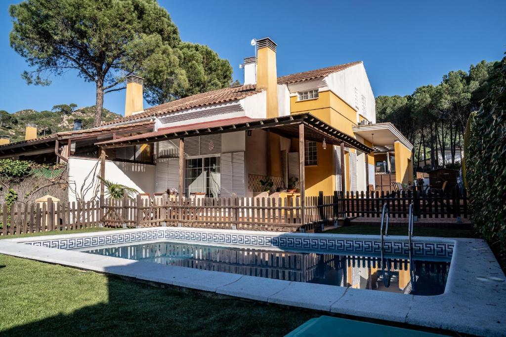 una casa con piscina en el patio en Casa el Refugio del Lago alojamiento rural, en Córdoba