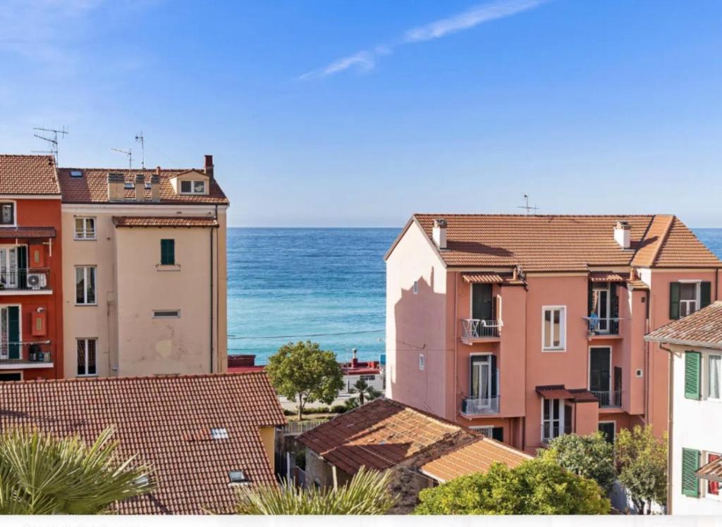 - une vue sur l'océan depuis les toits des bâtiments dans l'établissement MargheritaLigure, à Ospedaletti