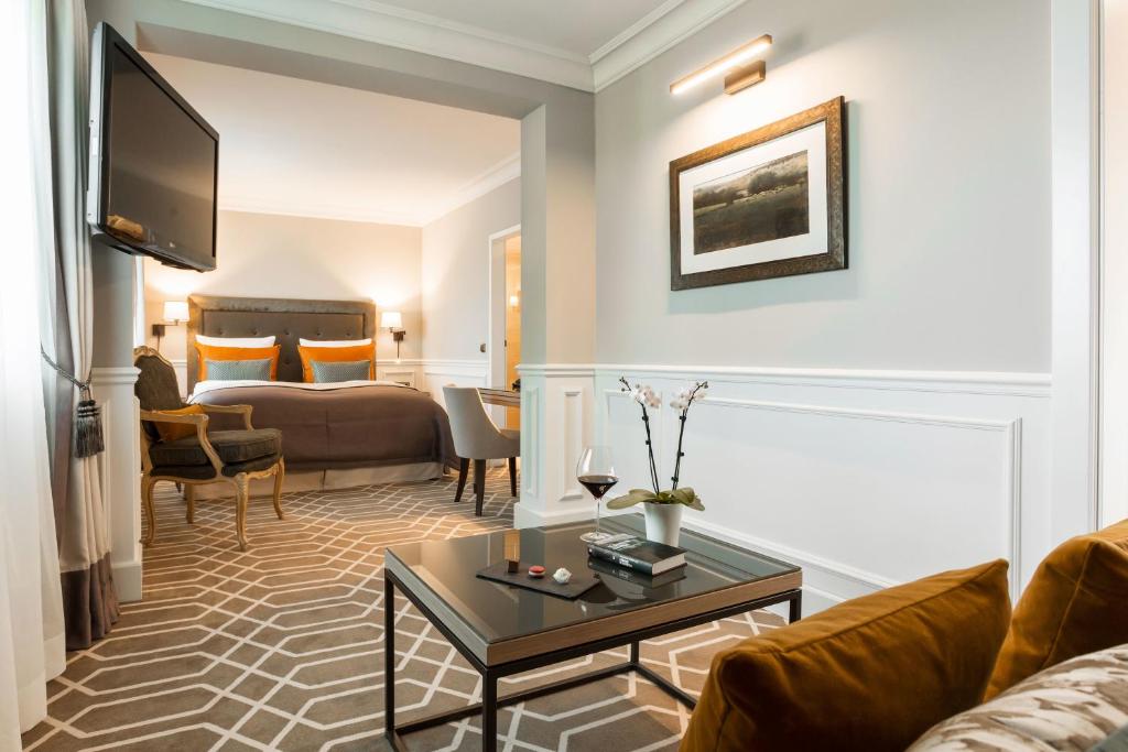 TV a/nebo společenská místnost v ubytování Althoff Hotel Fürstenhof