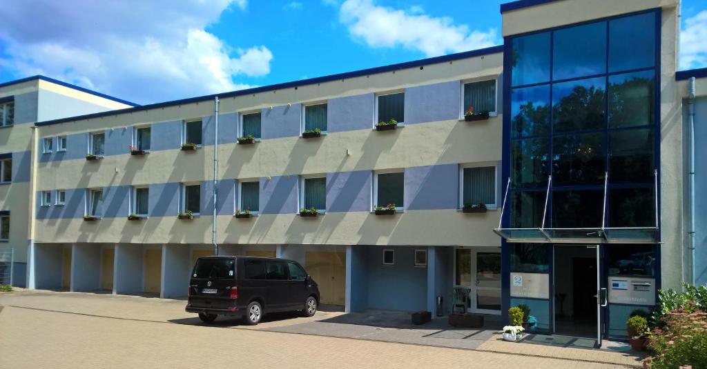 una furgoneta estacionada frente a un edificio en Hotel am Klieversberg en Wolfsburg
