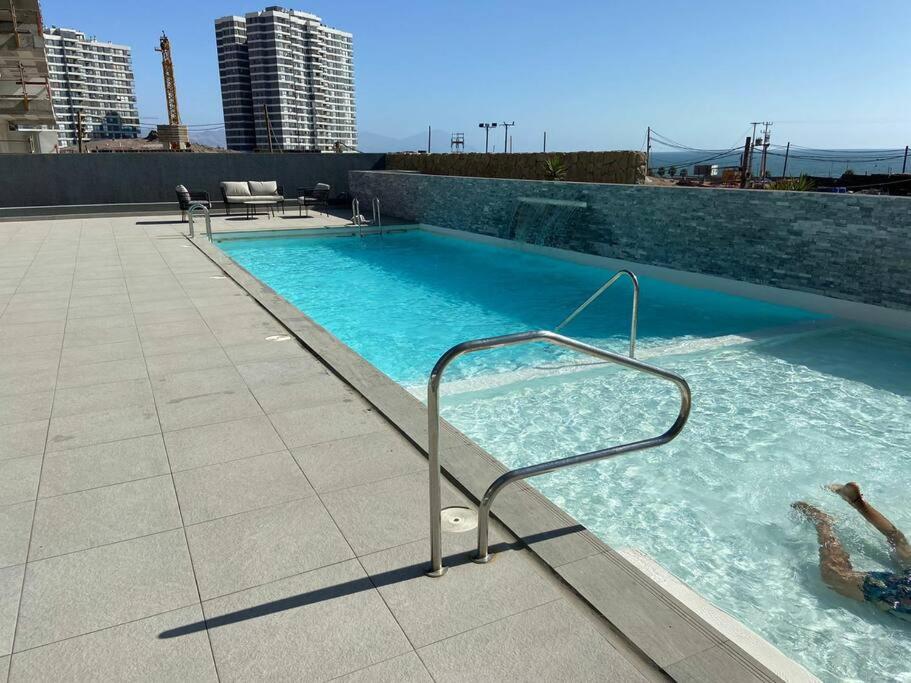 una piscina en la azotea de un edificio en Hermoso departamento ful amueblado nivel ejecutivo en Antofagasta