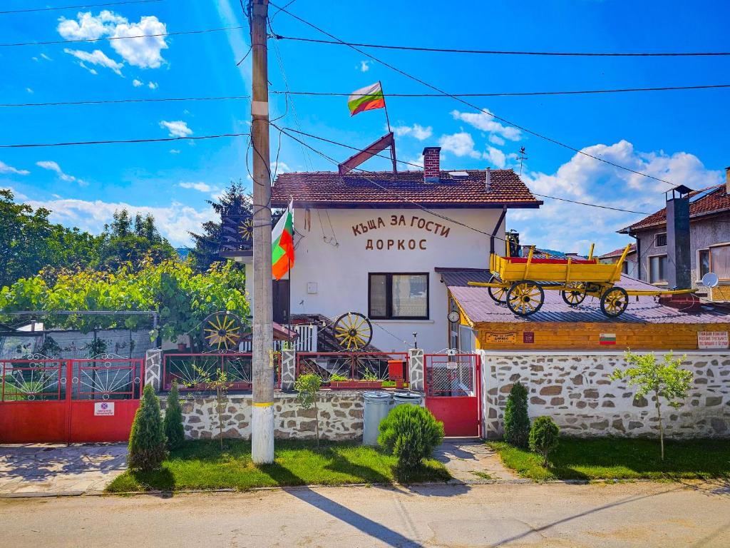 a yellow carriage on the roof of a building at Guest House Dorkos in Dorkovo