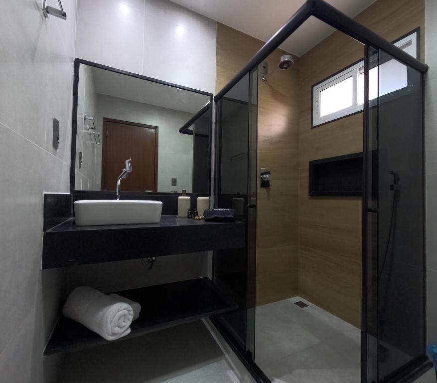 ein Badezimmer mit Waschbecken und Spiegel in der Unterkunft Pousada do Nica in Fernando de Noronha