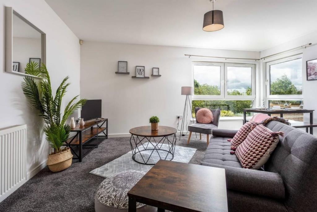 ein Wohnzimmer mit einem Sofa und einem Tisch in der Unterkunft Walker Suite No 60 - Donnini Apartments in Kilmarnock