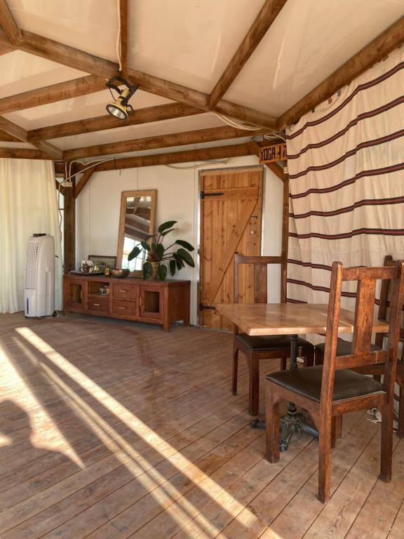 Area soggiorno di Tobiana Desert Lodging Negev